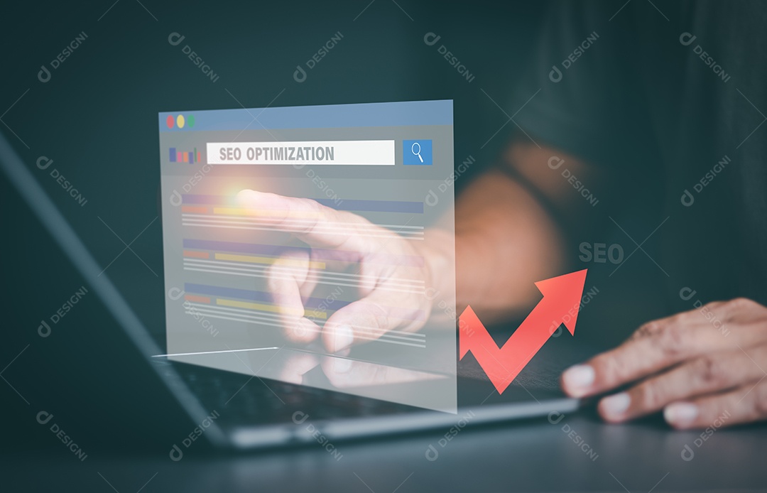 Pessoa pesquisando no site