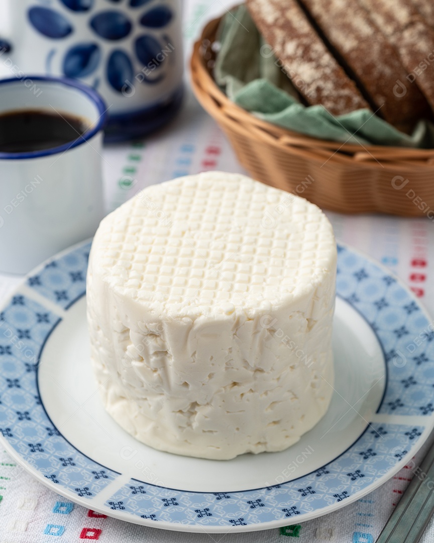 Queijo branco fresco artesanal de Minas Gerais, Brasil com café e pão.