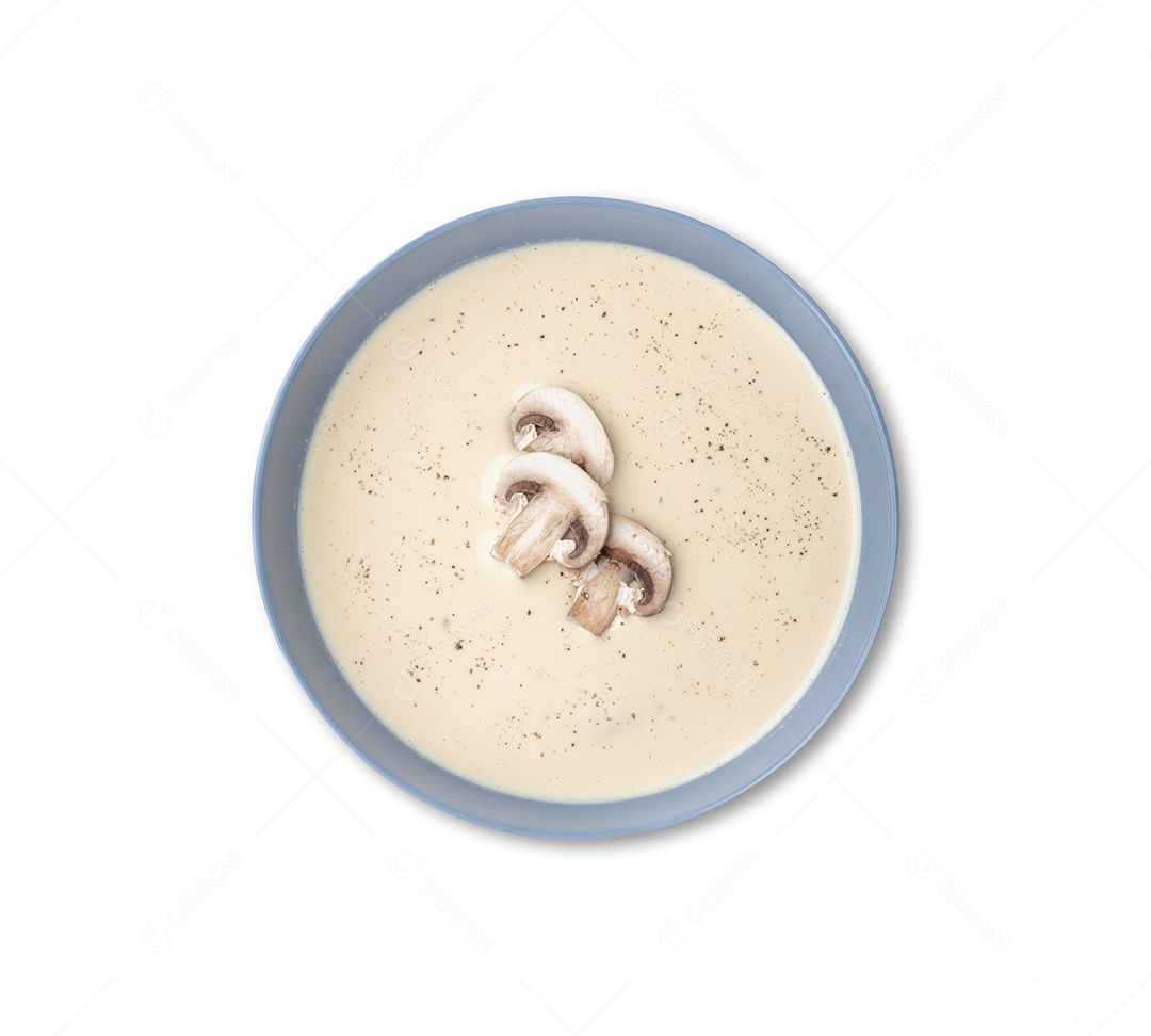 Sopa de cogumelos em uma tigela isolada sobre fundo branco.