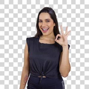 Jovem sorridente, olhando para a câmera fazendo sinal redondo com a mão