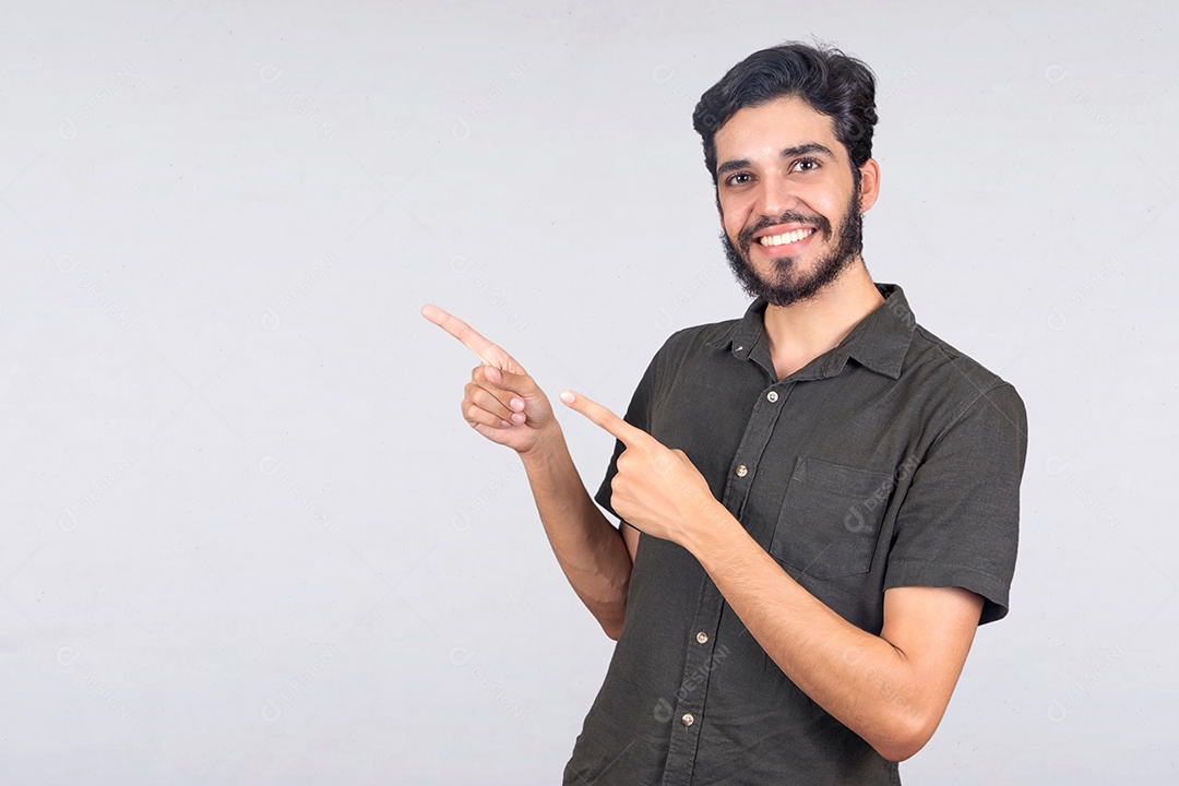 Jovem rapaz de camiseta cinza apontando para o lado