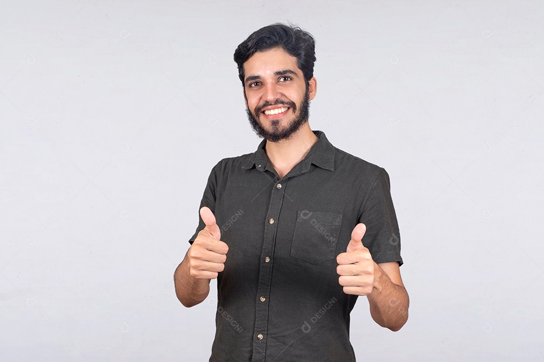 Jovem rapaz de camiseta cinza com polegares para cima gesto positivo