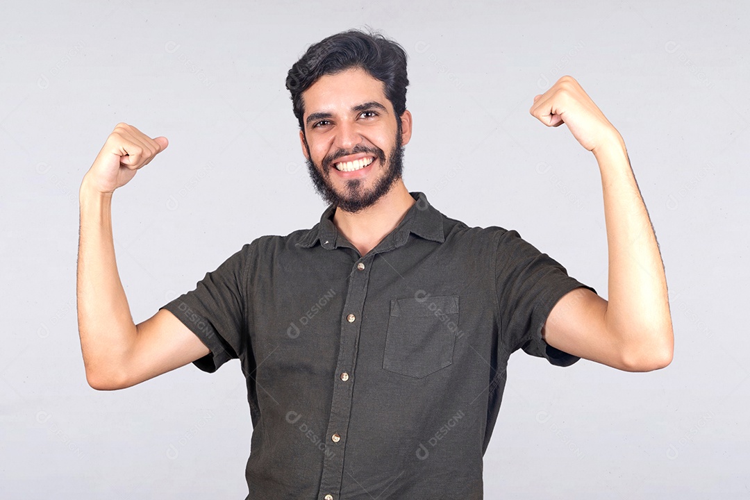 Jovem rapaz de camiseta cinza feliz e animado