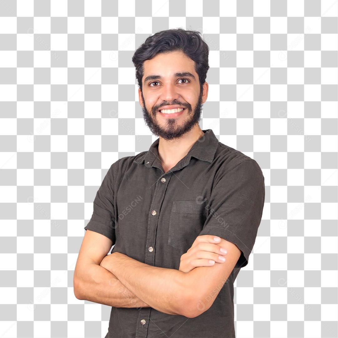 Jovem rapaz sorridente de camiseta cinza com os braços cruzados