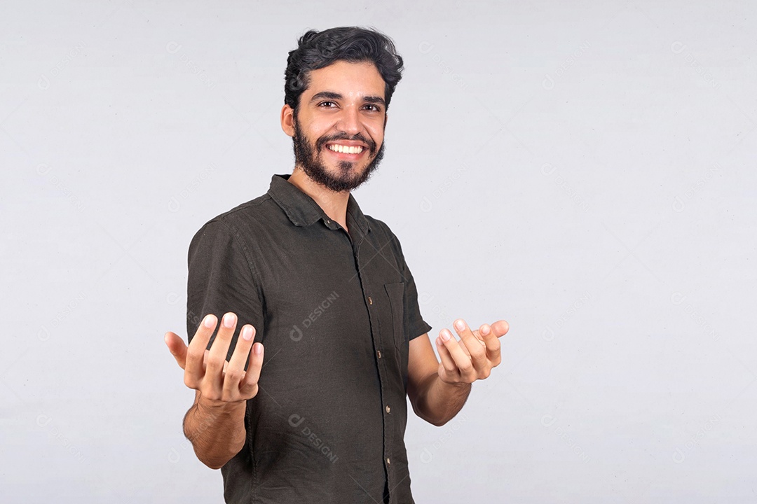 Jovem rapaz de camiseta cinza gesto de chamando alguém