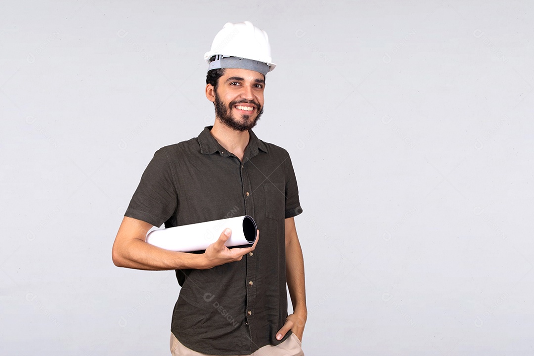Jovem engenheiro segurando seu projeto para obra