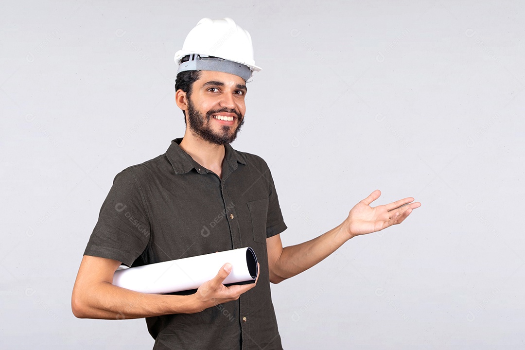 Jovem engenheiro de camiseta cinza segurando projeto para obra e com a mão estendida para o lado