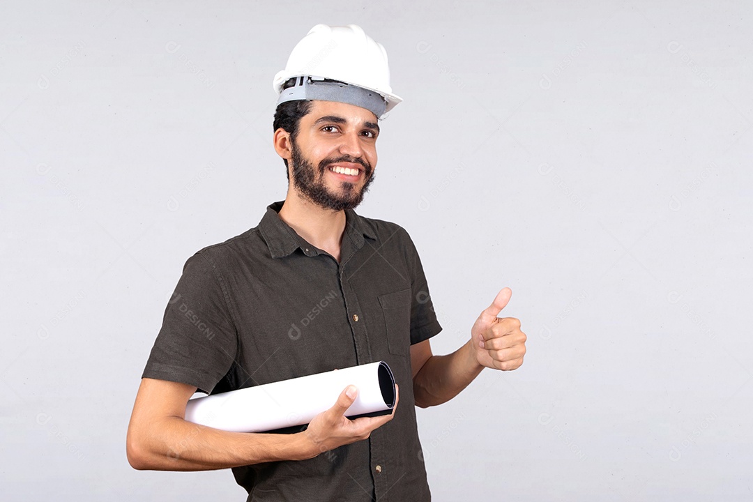 Jovem engenheiro feliz segurando seu projeto para obra