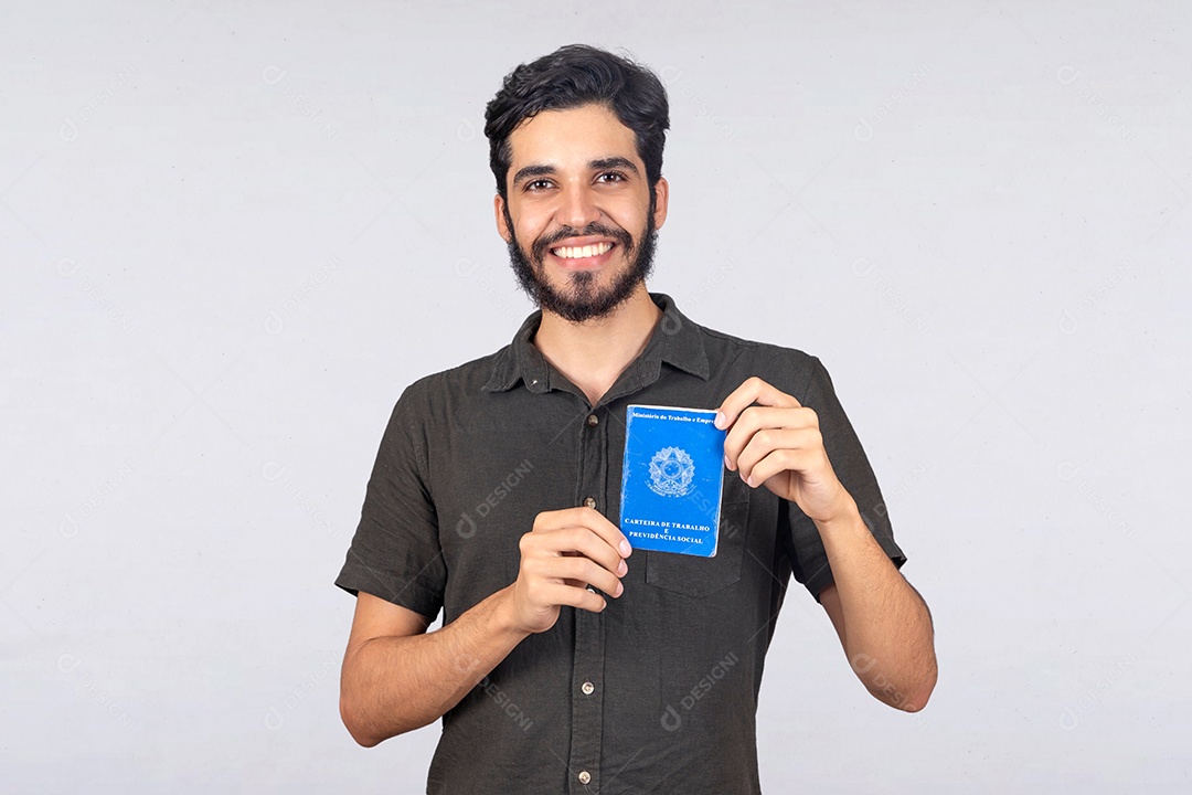 Jovem rapaz de camiseta cinza segurando sua carteira de trabalho