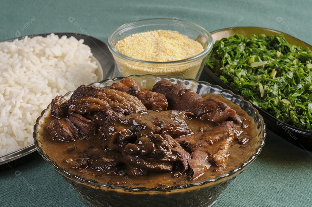 Feijoada, um prato popular brasileiro feito com feijão preto e carne de porco.