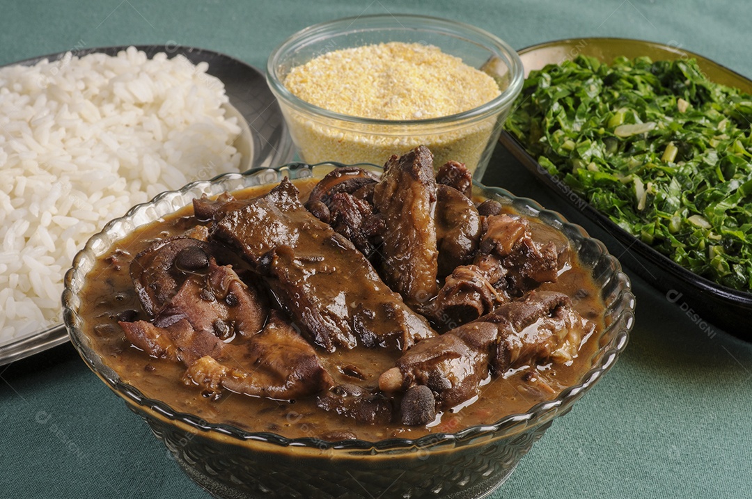 Feijoada, um prato popular brasileiro feito com feijão preto e carne de porco.