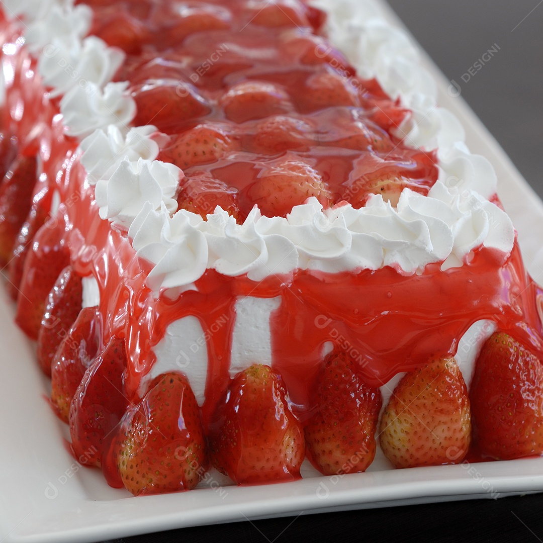 Torta de morango com cobertura de chantilly