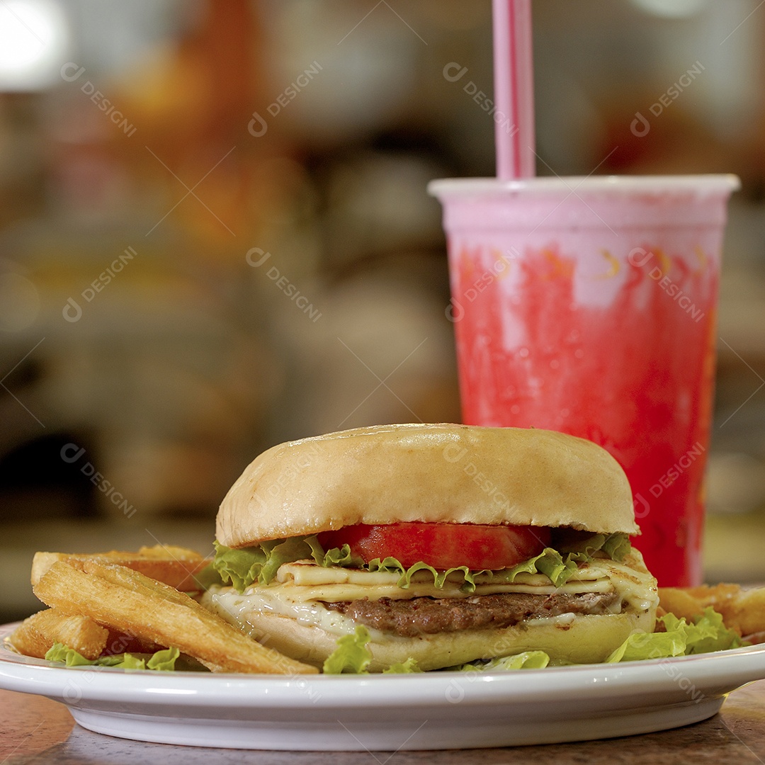 Sanduíche de cheeseburguer com milkshake de morango.