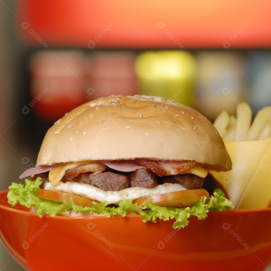 Sanduíche de cheeseburger com fundo desfocado.