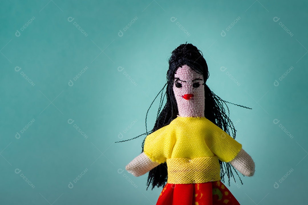 Bonecos de pano brasileiros feitos à mão em um fundo neutro esverdeado.