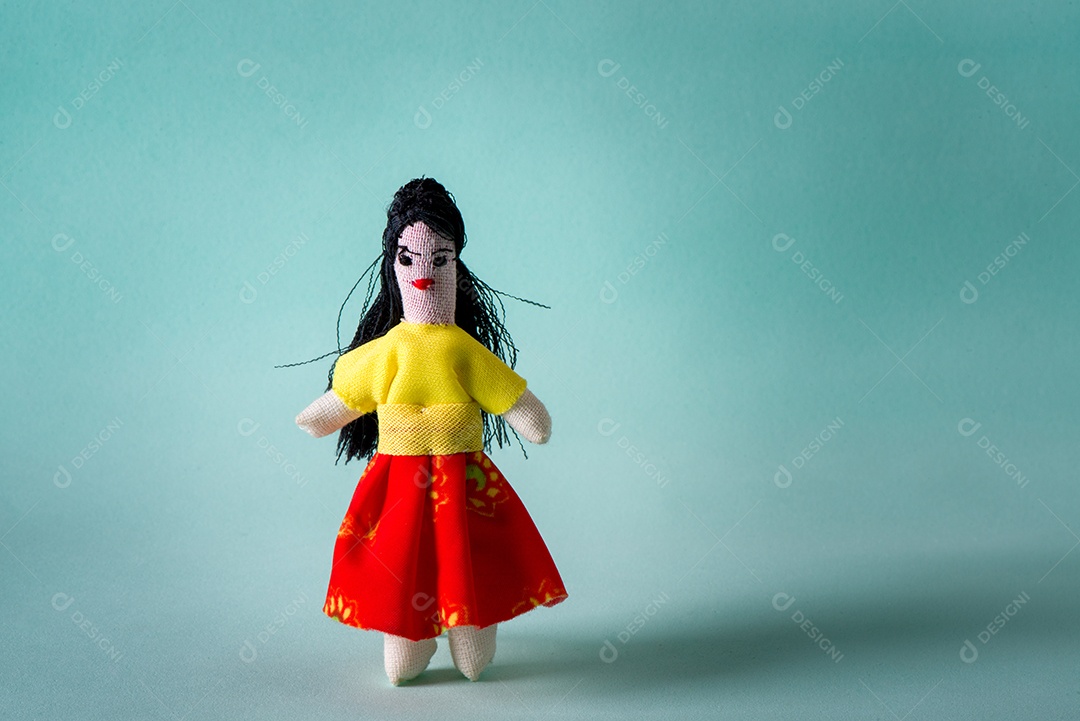 Bonecos de pano brasileiros feitos à mão em um fundo neutro esverdeado.