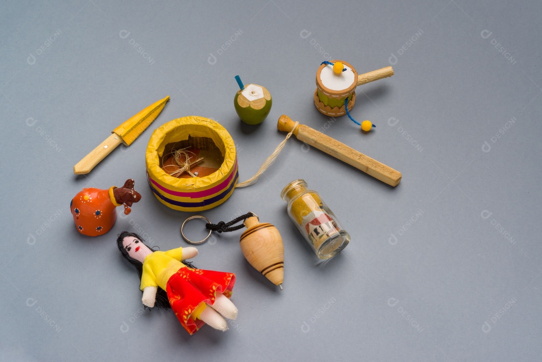 Artesanato e lembranças do nordeste do Brasil em fundo cinza neutro.