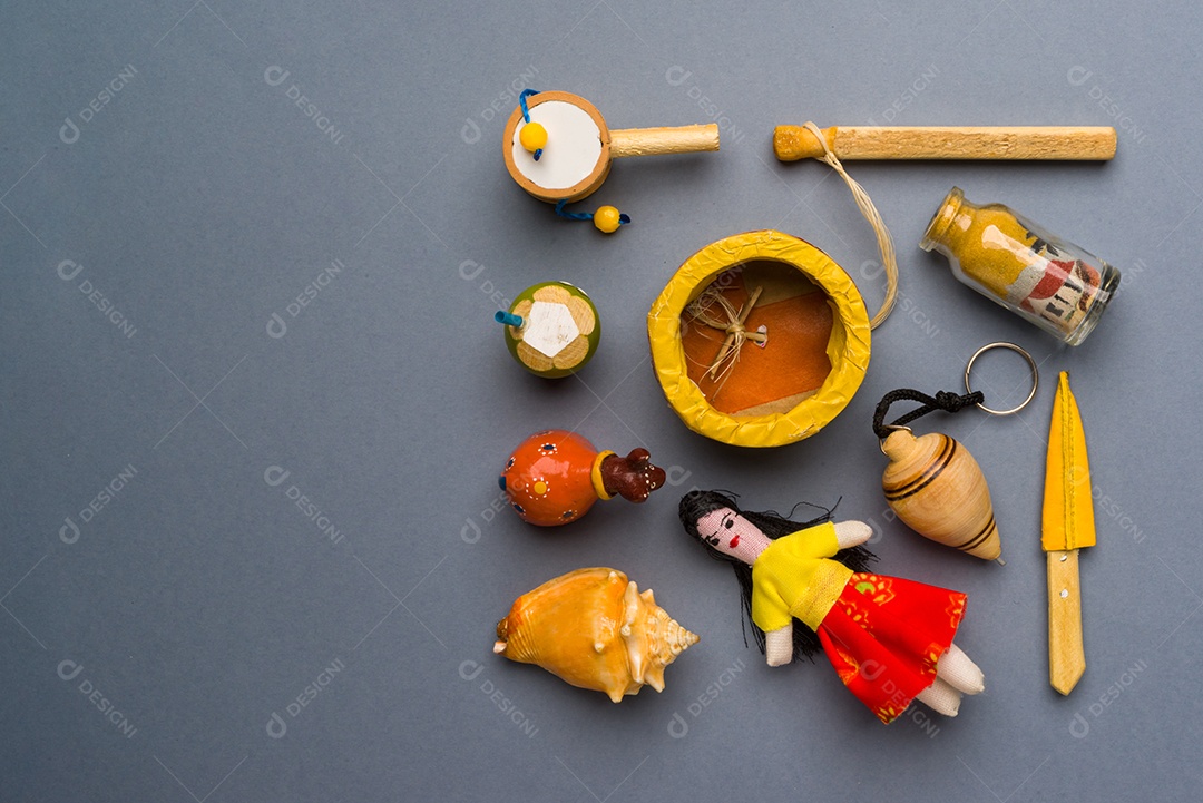 Artesanato e lembranças do nordeste do Brasil em fundo cinza neutro.