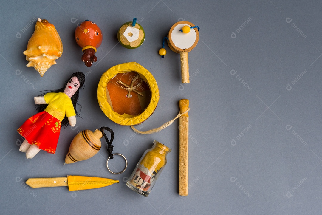 Artesanato e lembranças do nordeste do Brasil em fundo cinza neutro.