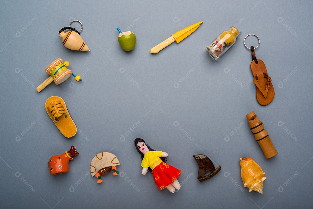 Artesanato e lembranças do nordeste do Brasil em fundo cinza neutro.