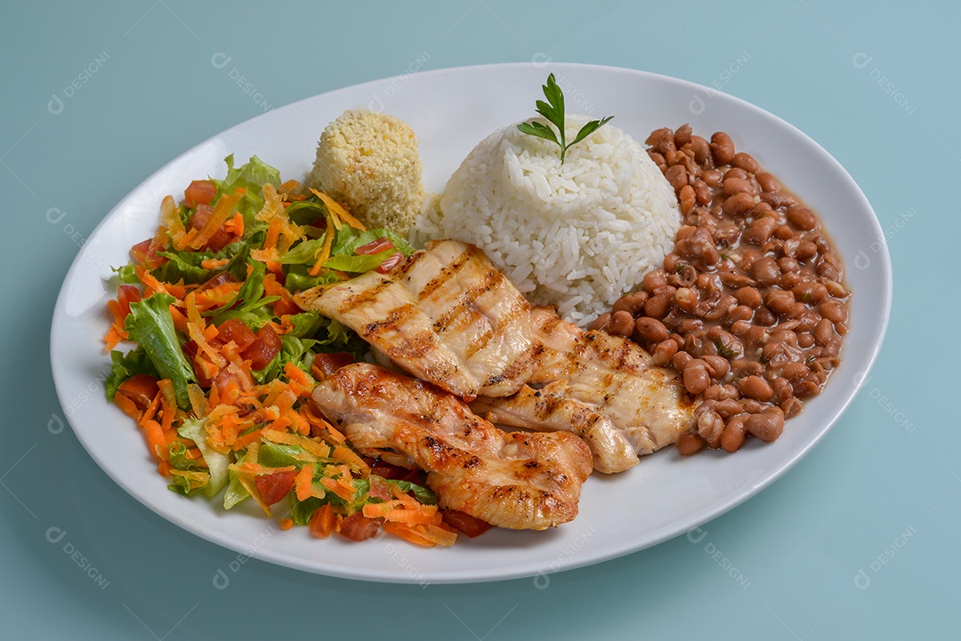 Comida saudável brasileira. Prato com peito de frango grelhado, acompanhado de feijão, arroz, farinha, salada de legumes