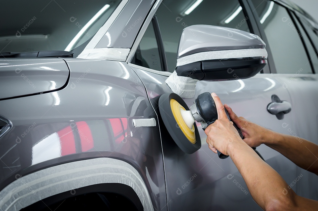 Polimento de detalhes da pintura do carro