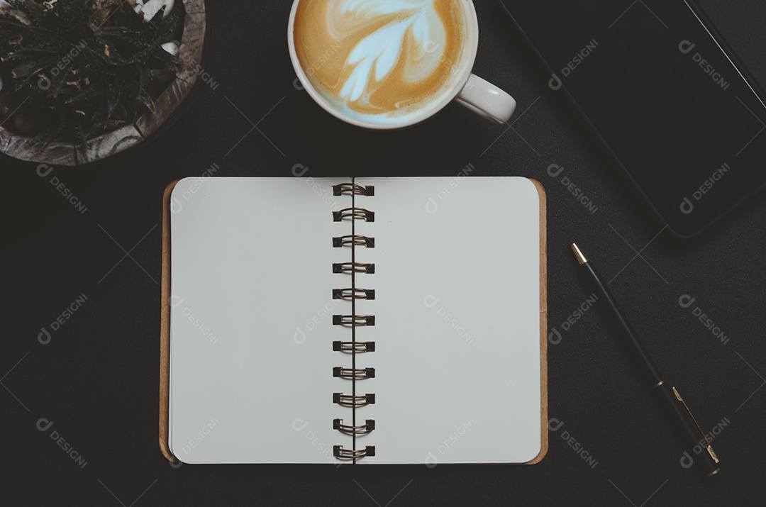 livro de vista superior e caneta, xícara de café, telefone inteligente em fundo preto.
