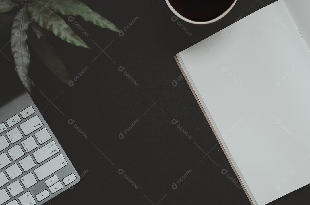 livro de vista superior e xícara de café, computador de teclado em fundo preto Tom vintage, copie o espaço