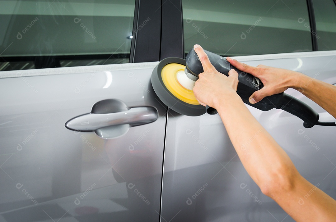 Carro de detalhamento automático sendo polido