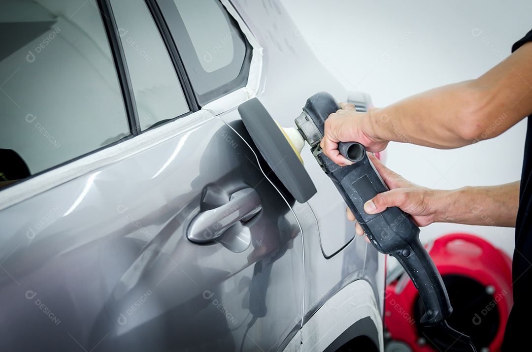 Carro de detalhamento automático sendo polido