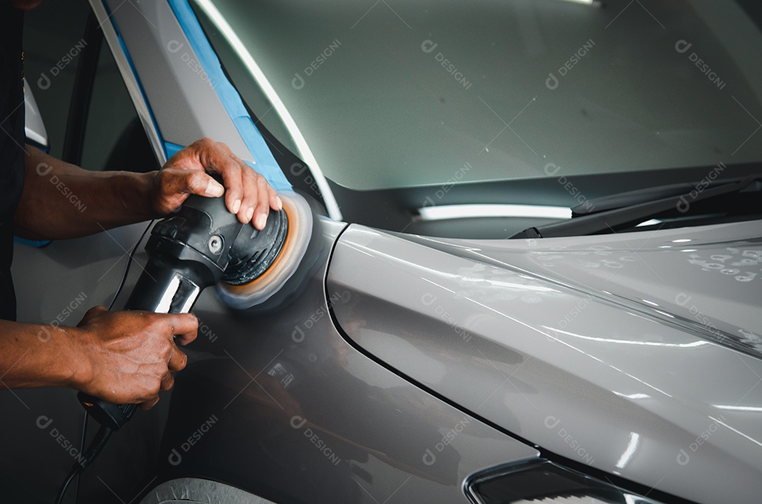 Carro de detalhamento automático sendo polido