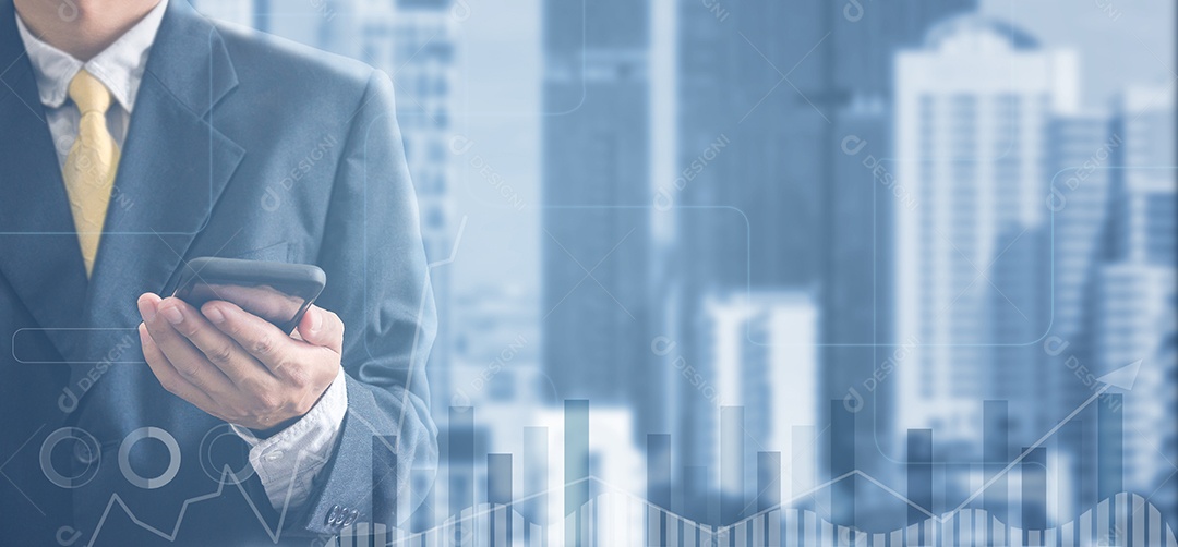 homem de negócios de terno preto está segurando um telefone celular em modelo de fundo