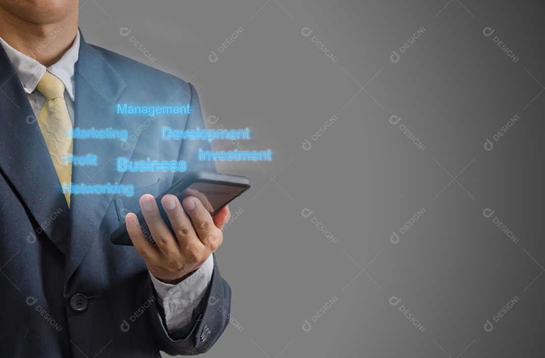 Homem de negócios, segurando um fundo cinza digital de texto de telefone móvel.