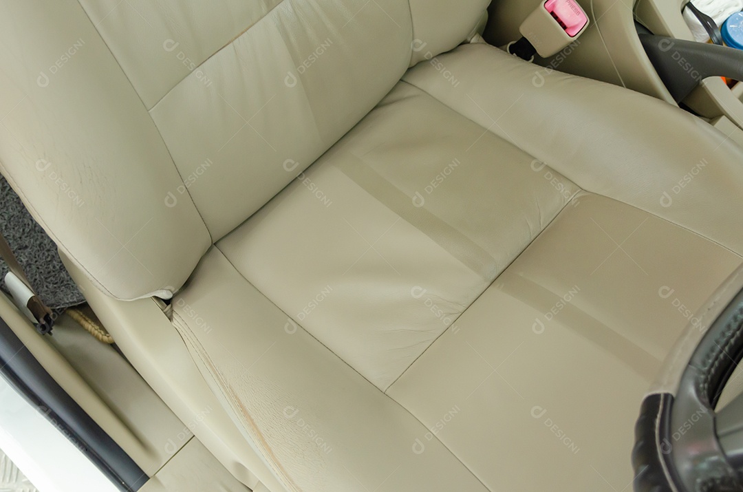 Antes e depois do serviço de limpeza de bancos de couro.