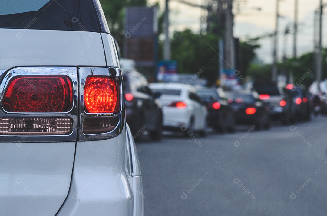 Luzes traseiras do carro, engarrafamentos na hora do rush.