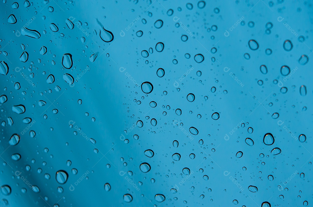 Gotas de água no vidro