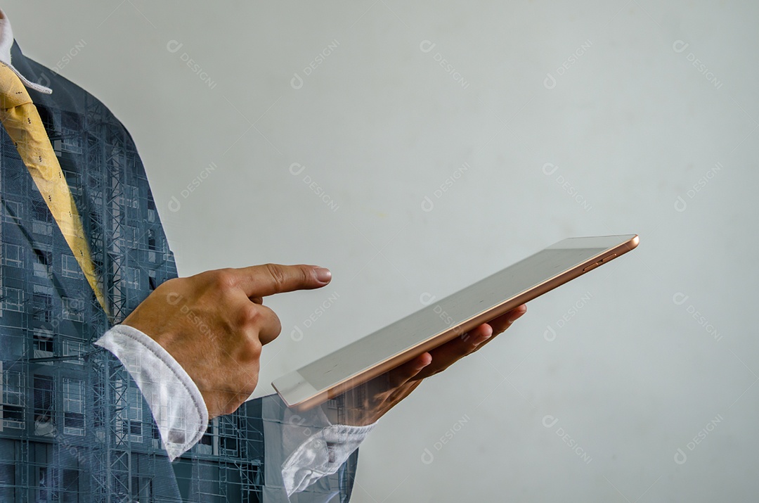 Dupla exposição do homem de negócios usando tablet com paisagem urbana.