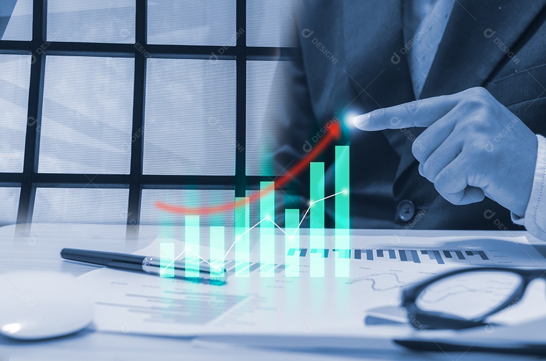 Mãos do empresário analisando gráficos de dados e gráficos de tecnologia, marketing digital.