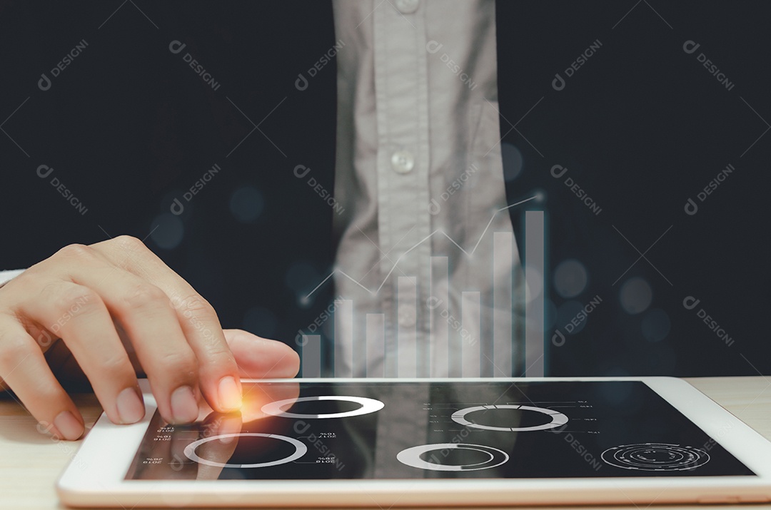 Empresário analisando gráficos e gráficos relatam estatísticas de lucro e crescimento em tablets.