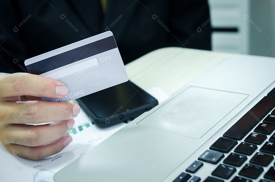 Compras online por cartão de crédito com computador.