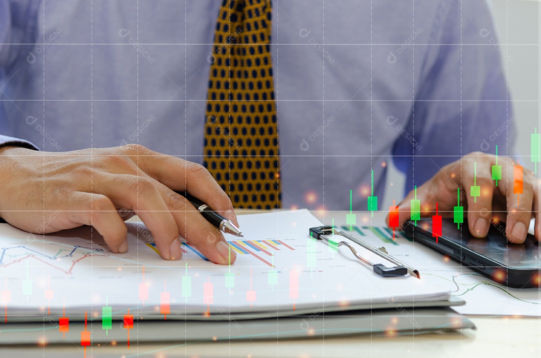 Homem de negócios segurando caneta, documentos de negócios, relatórios, gráficos e gráficos de demonstrações financeiras e crescimento do lucro. Conceito de gráfico de mercado de câmbio de ações.