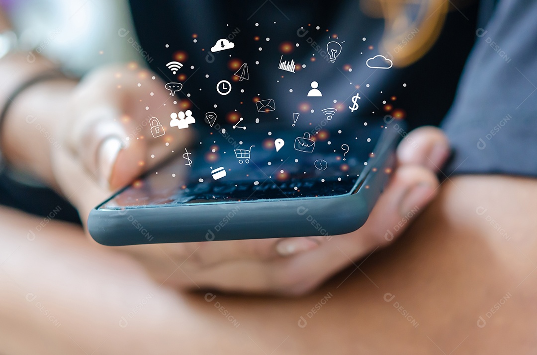 Mão segurando o smartphone com o conceito de ícones.