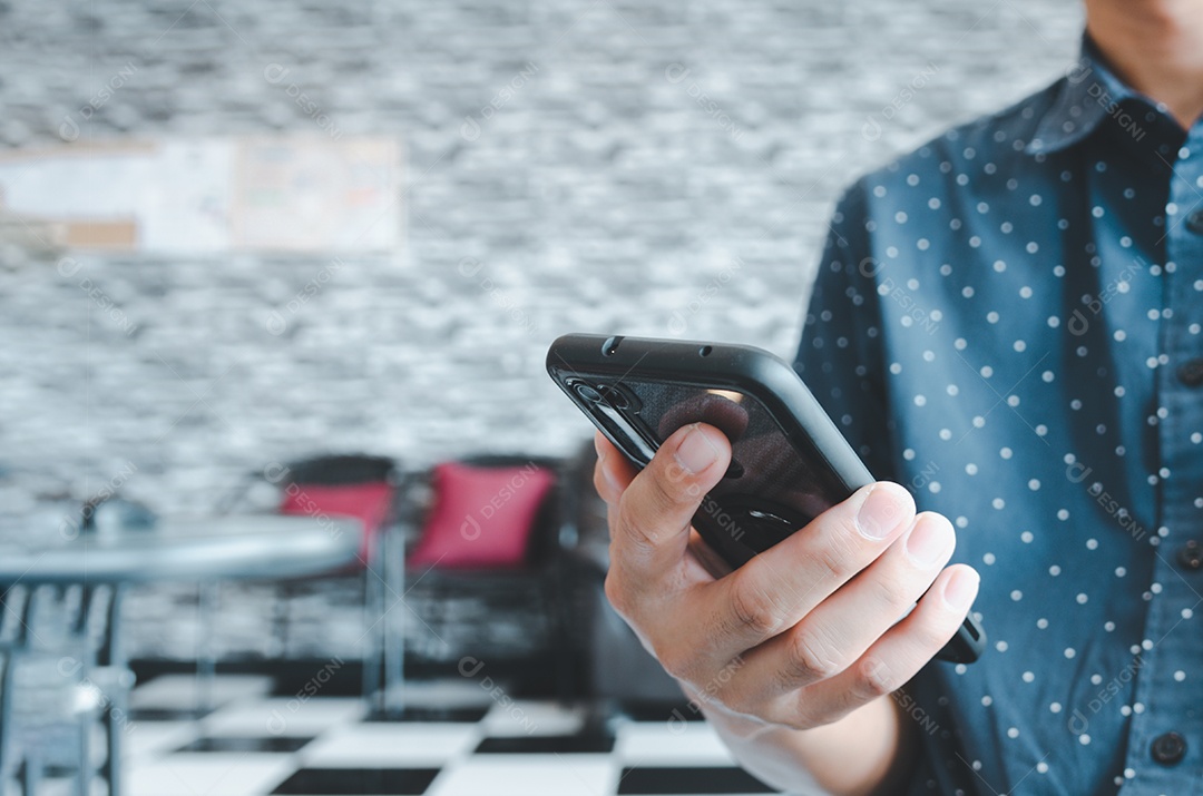 Homem usando telefone celular inteligente na cafeteria. copie o espaço