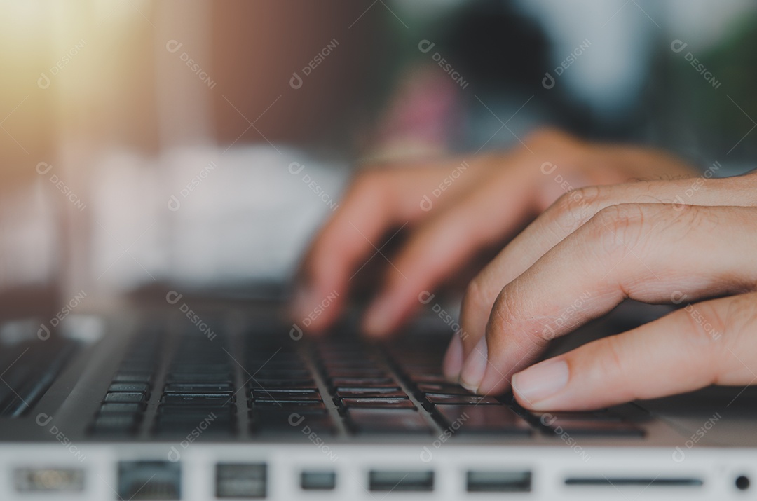 Feche a mão do empresário digitando um teclado de computador portátil. Trabalhe usando um computador, pesquisando na web, online, comunicando negócios de tecnologia de conceito.