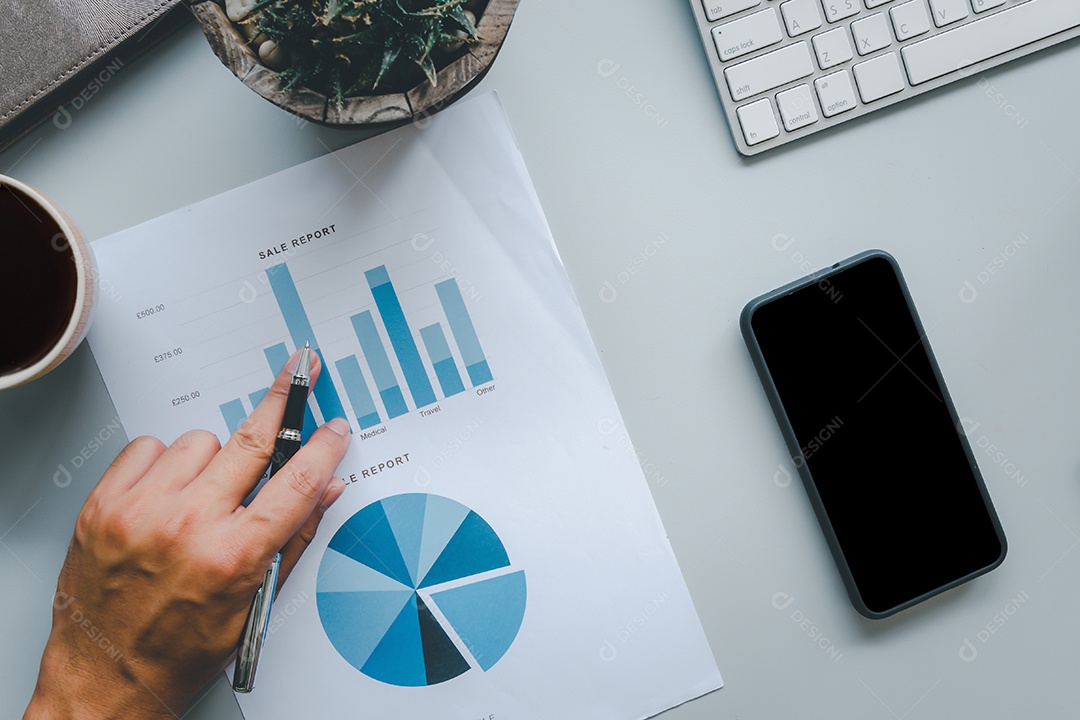 Visão superior de documentos de negócios, gráficos e tabelas e computadores, notebooks e canetas Conceito de negócios e finanças