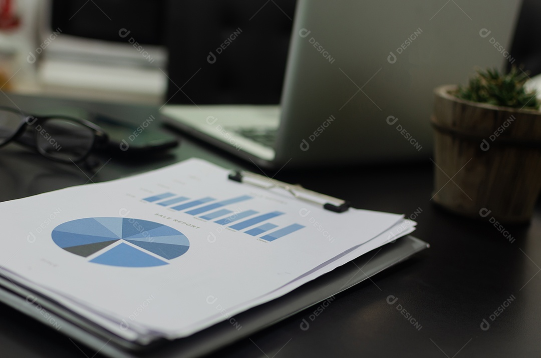 Documentos de negócios, relatórios, gráficos e tabelas de laptop de computador financeiro na mesa.