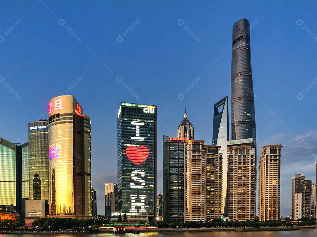 Paisagem urbana do distrito central de Pudong em Xangai e centro financeiro da China - escrito em um dos arranha-céus a frase eu amo Xangai