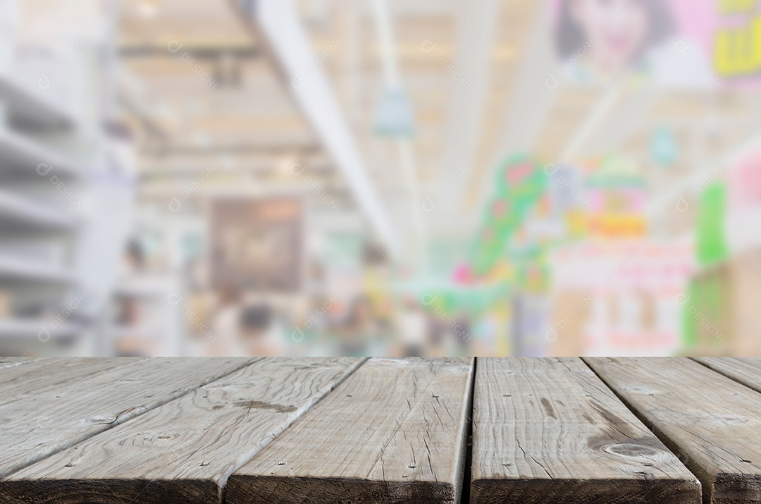 Tampo de mesa de madeira e imagem desfocada abstrata compras no supermercado. Pode ser usado para exibir ou montar seus produtos.