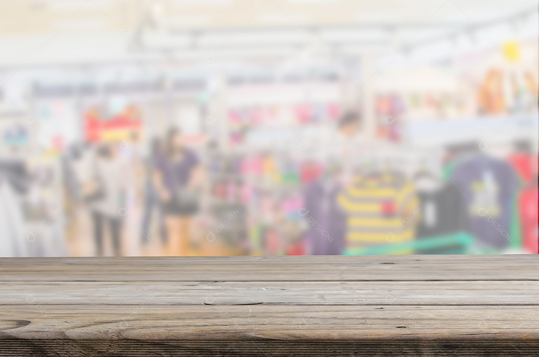 Tampo de mesa de madeira e imagem desfocada abstrata compras no supermercado. Pode ser usado para exibir ou montar seus produtos.