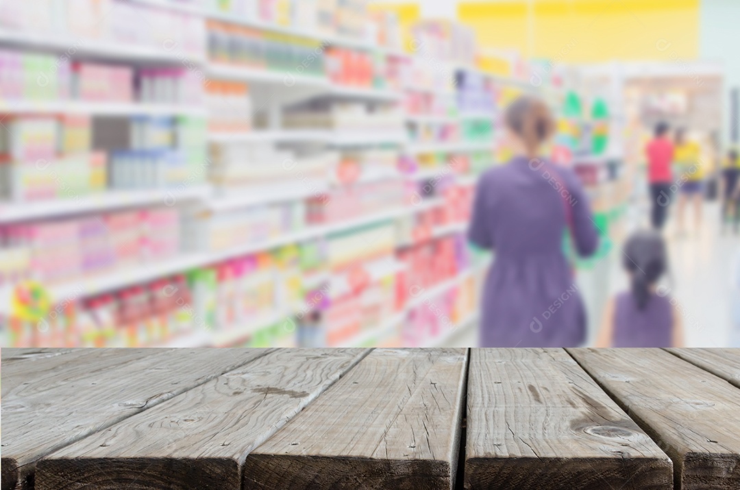 Tampo de mesa de madeira e imagem desfocada abstrata compras no supermercado. Pode ser usado para exibir ou montar seus produtos.